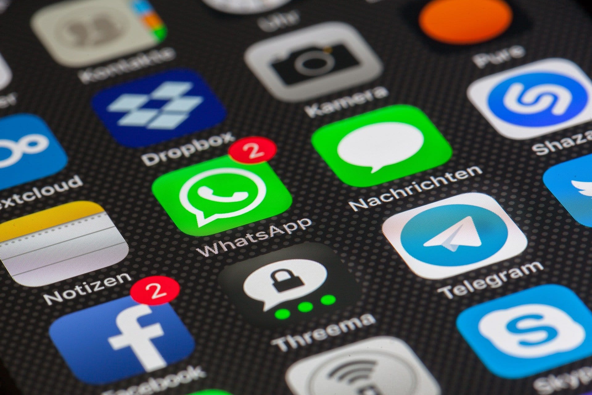 那 Telegram 到底好在哪呢? 跟 LINE@ 的優劣是有哪些差別呢?